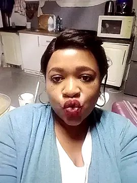 BUSTYQUEEN56_