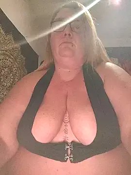 Freechat diosacurvy1984 on StripChat