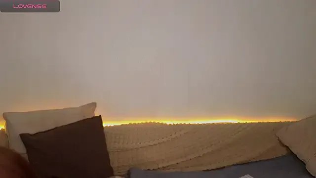 Freechat emilytrays on StripChat