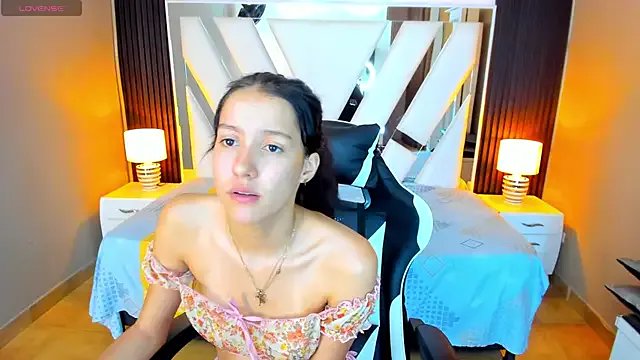 Freechat Linda4Petite on StripChat