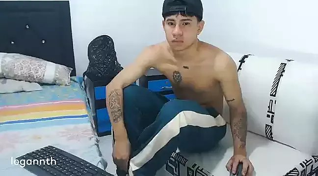 Freechat logannth on StripChat