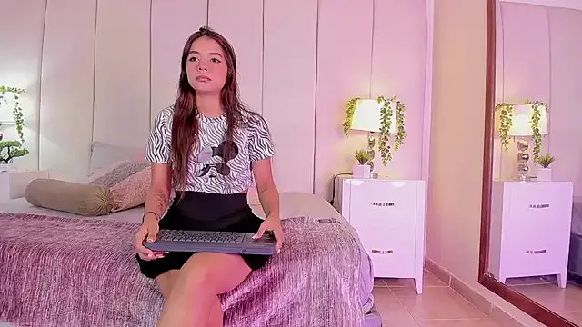 Freechat mia_rousse25 on StripChat